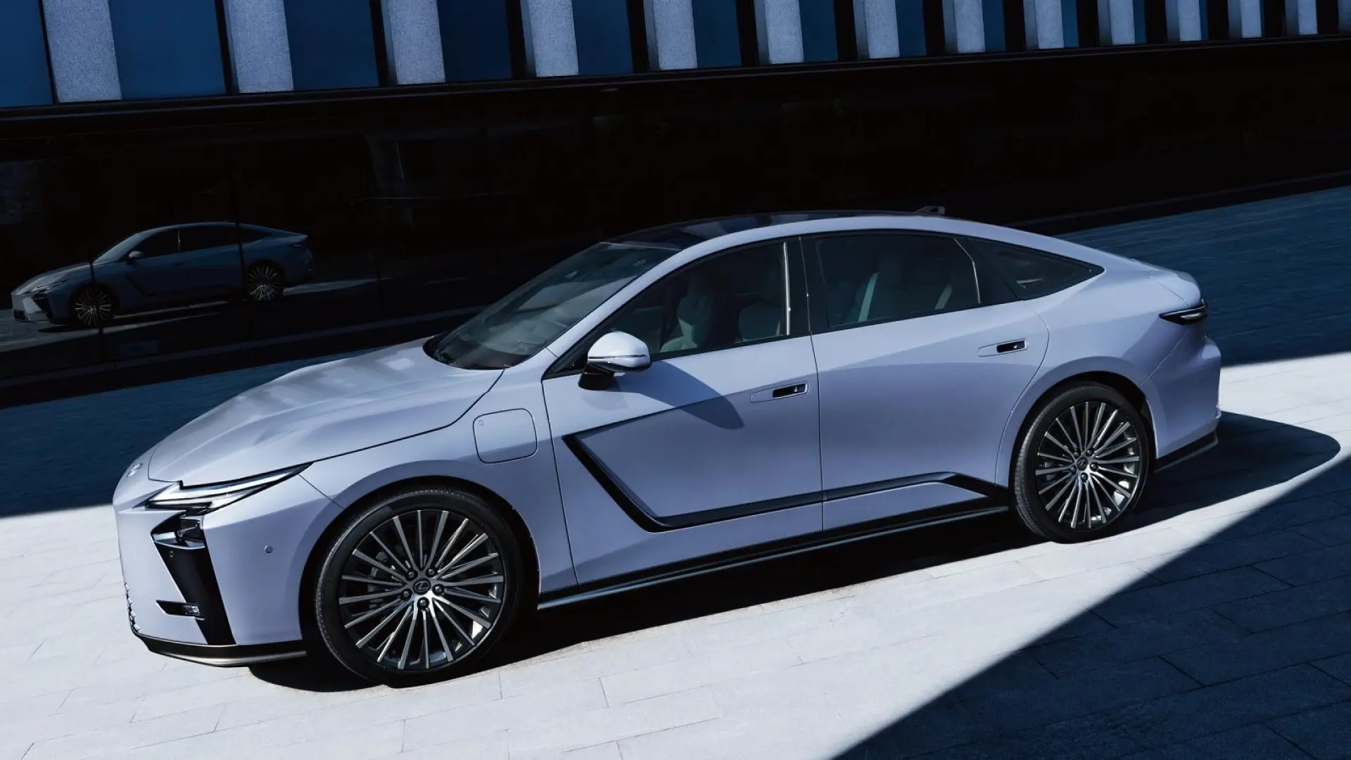 Lexus invita a descubrir su nuevo ES antes de que llegue a los concesionarios este mayo