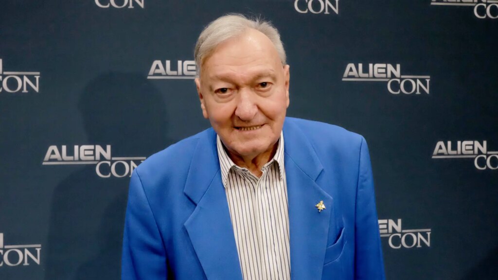 Muere Erich von Däniken, escritor suizo que impulsó la idea de que las culturas antiguas tenían orígenes extraterrestres, a los 90 años