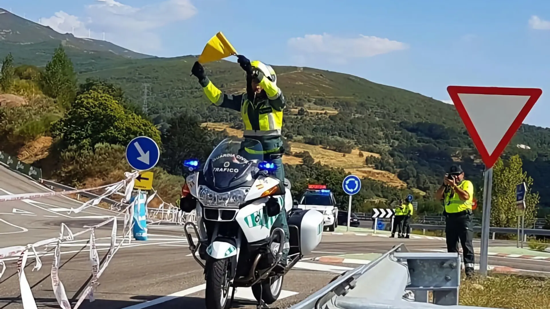Qué hacer si un Guardia Civil de Tráfico en moto te saca una bandera amarilla