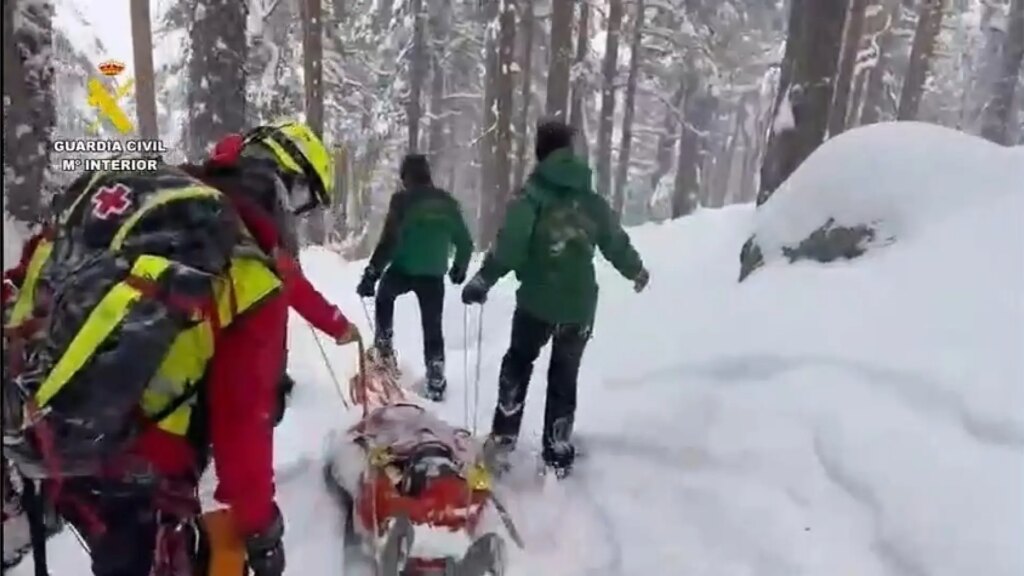 Rescatado un esquiador herido en la sierra de Guadarrama tras seis horas de intervención