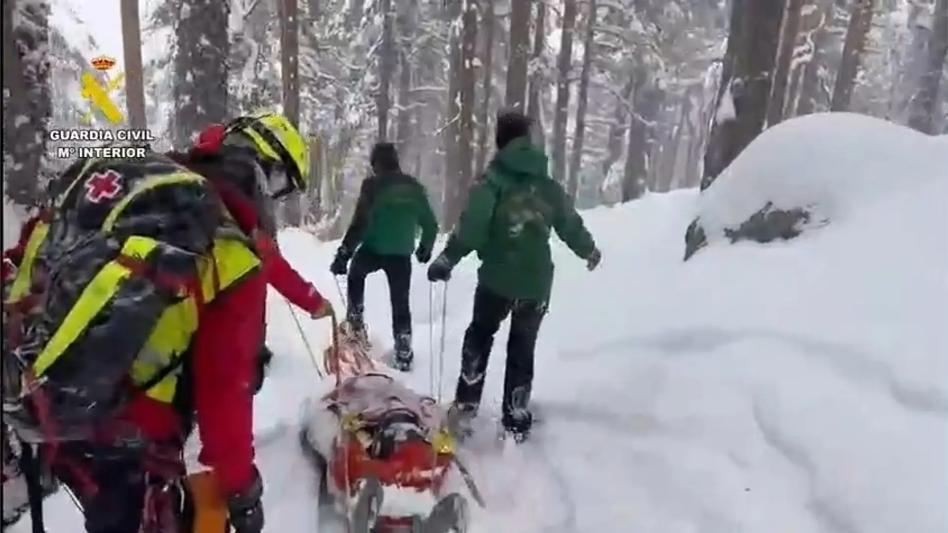 Rescatado un esquiador herido en la sierra de Guadarrama tras seis horas de intervención