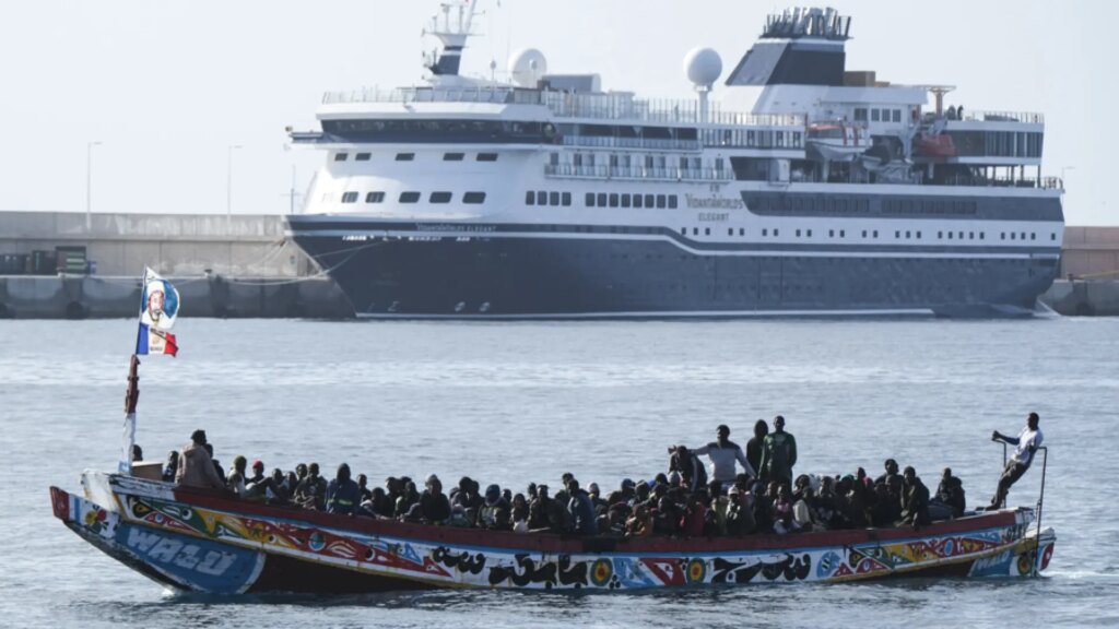 Un muerto y cuatro migrantes evacuados al hospital del cayuco que llegó este sábado a Tenerife