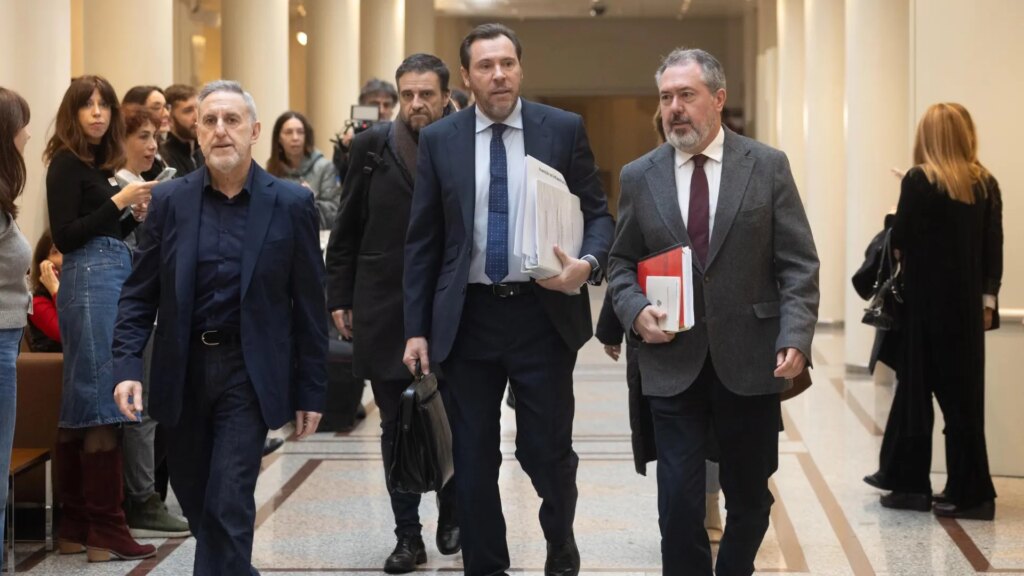 Varios senadores catalanes llegan tarde al pleno del Senado sobre la situación ferroviaria al retrasarse su tren