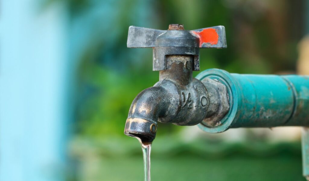 Kennedy y Antonio Nariño sin agua por 27 horas: toco bañarse a totumadas Kennedy y Antonio Nariño sin agua por 27 horas: toco bañarse a totumadas
