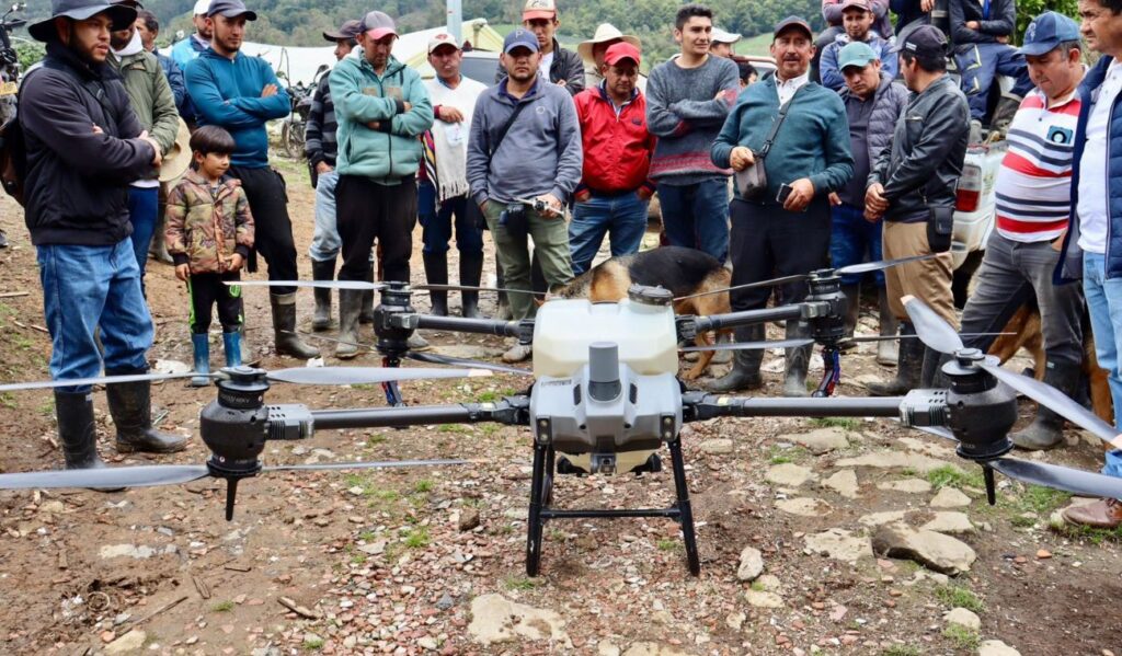 Campesinos de Cundinamarca llegan a donde antes no podían: drones son clave Campesinos de Cundinamarca llegan a donde antes no podían: drones son clave