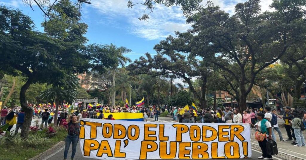 Movilización de personas en Medellín en apoyo al Gobierno Petro Movilización de personas en Medellín en apoyo al Gobierno Petro