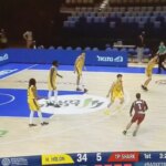se presenta con cinco jugadores, acaba con dos y lo descalifican después