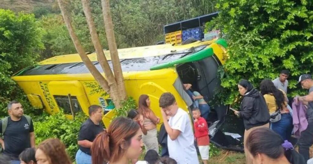 Noticias Antioquia: Siete heridos tras volcamiento de un bus en Antioquia