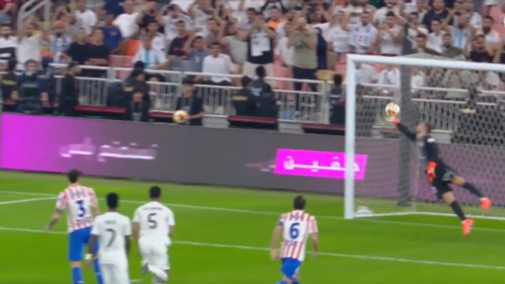 zapatazo en el primer minuto que dobló la mano de Jan Oblak zapatazo en el primer minuto que dobló la mano de Jan Oblak