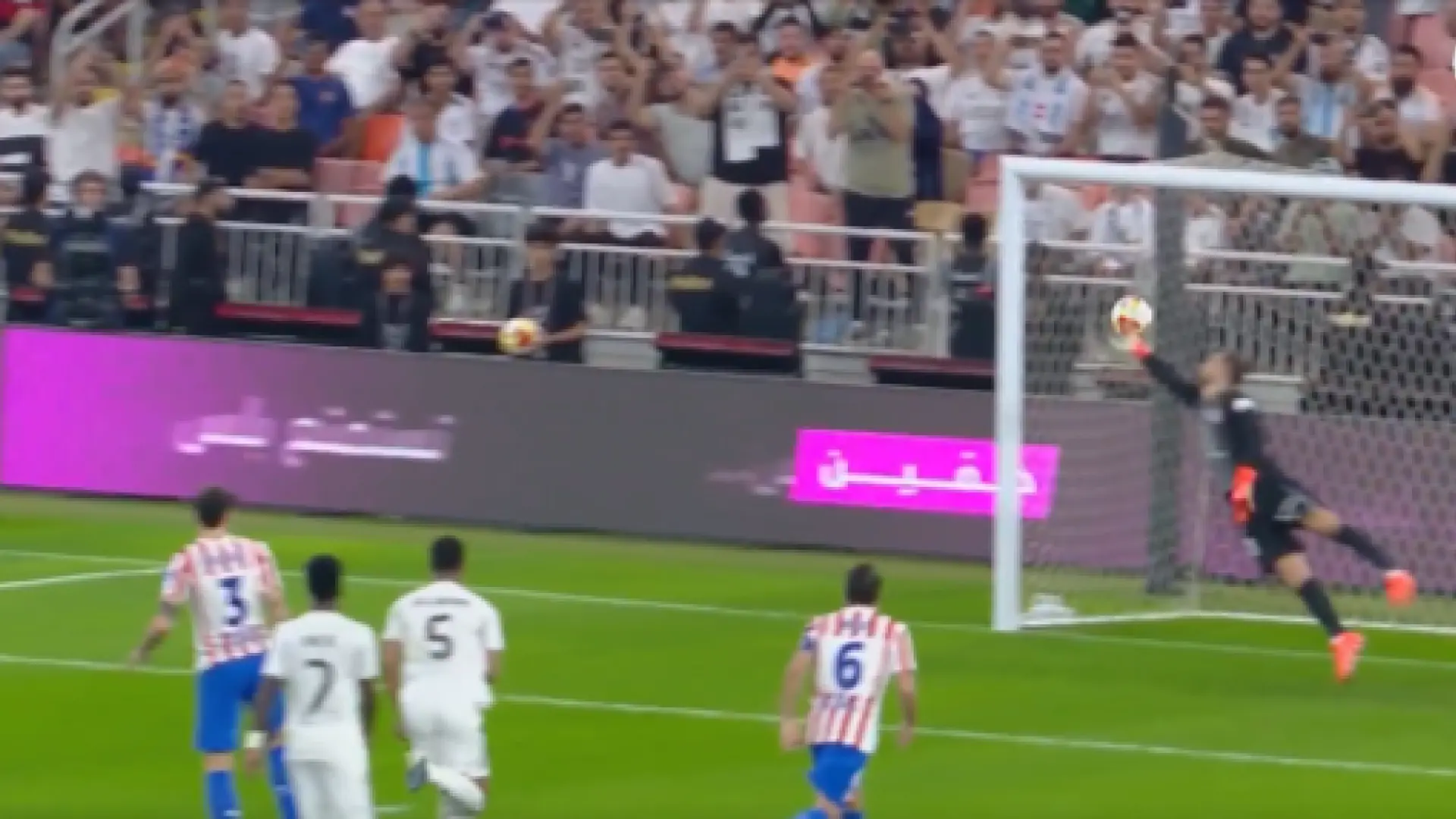 zapatazo en el primer minuto que dobló la mano de Jan Oblak