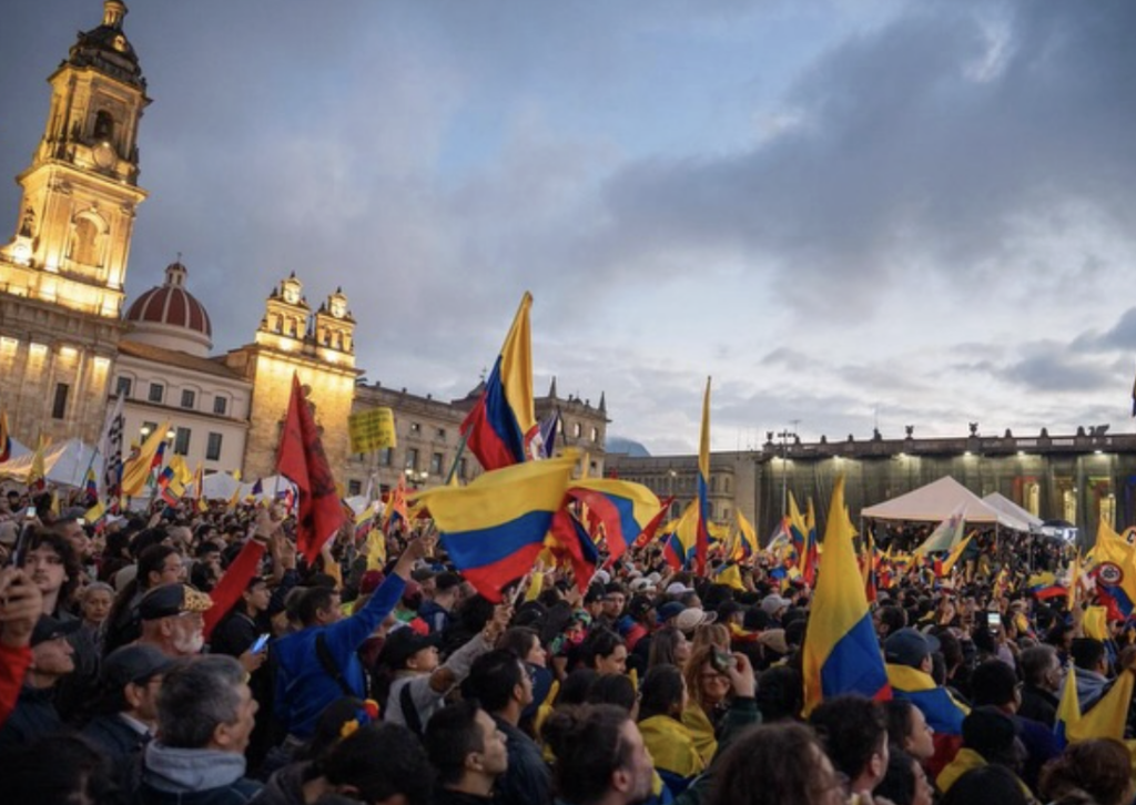 Clamor Desesperado: El Pueblo Exige una Colombia Libre y Unida Ante el Abismo