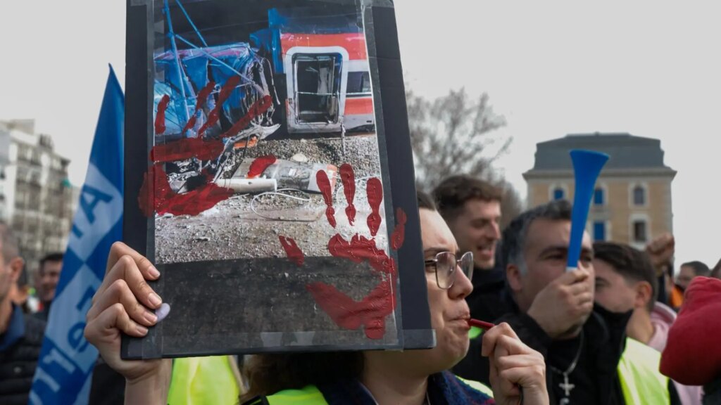 Cientos de trabajadores ferroviarios salen a la calle para exigir más seguridad en los trenes: "No es un privilegio, es un derecho"