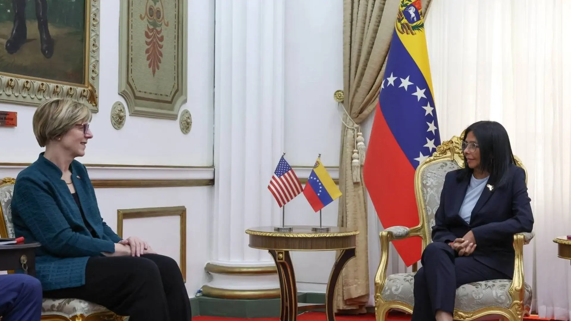 Delcy Rodríguez recibe en Caracas a la enviada de Trump para Venezuela