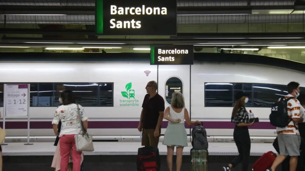 El AVE Madrid-Barcelona tardará 25 minutos más hasta el 13 de diciembre, según el acuerdo entre Adif, Renfe, Ouigo e Iryo