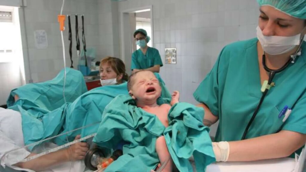 El año pasado nacieron 321.164 bebés en España, un 0,99% más que en 2024, año en el que se marcó el mínimo histórico