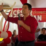 El congresista fantasma que nunca habla en los debates está buscando votos con logros ajenos