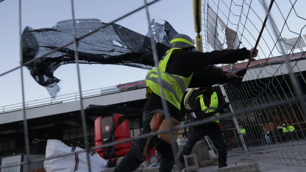 El temporal de viento extremo en Catalunya provoca el cierre de estaciones, limitación de velocidad y líneas cortadas en Rodalies