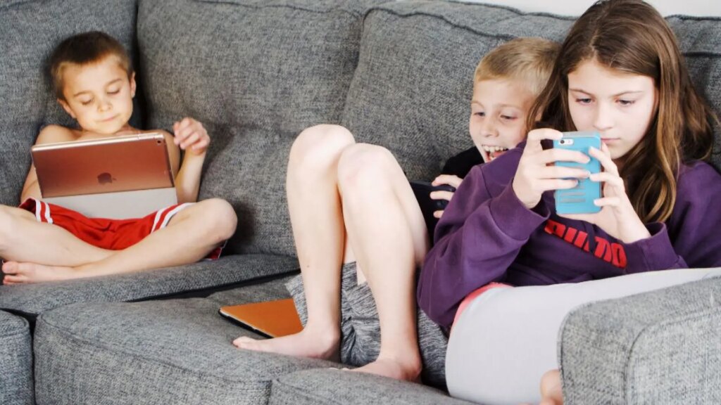 Fad Juventud valora como «necesario pero no suficiente» prohibir a los menores de 16 años las redes y piden más educación digital