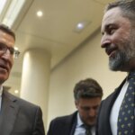 Feijóo revela que mantuvo una charla «fructífera» con Abascal para acercar acuerdos en Extremadura y Aragón