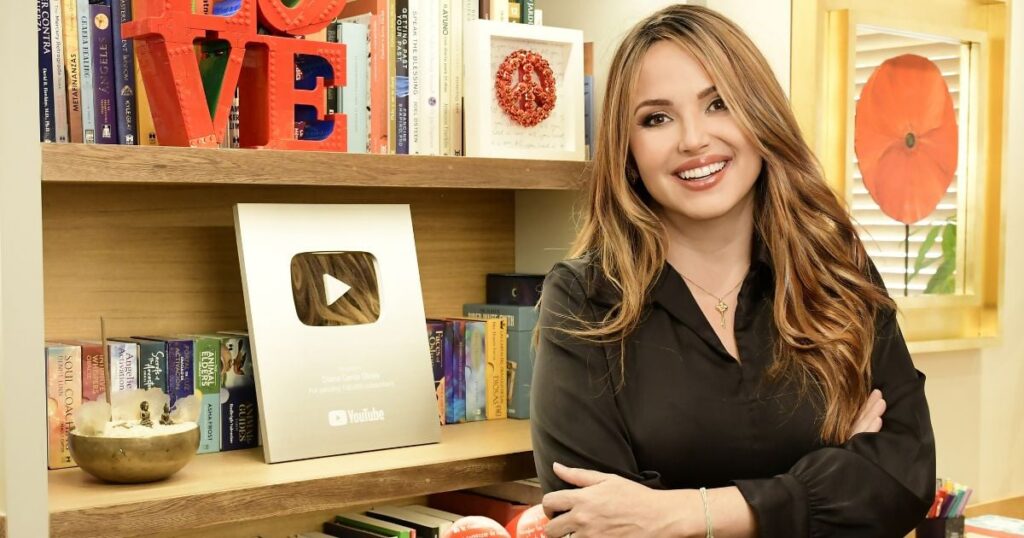 La colombiana Diana Cerón se ha hecho famosa con los Códigos Sagrados, una herramienta espiritual para vivir mejor