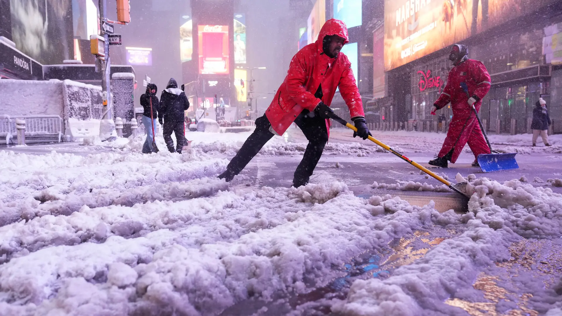 Las fotos de la "destructiva" tormenta de nieve que ha puesto en emergencia a Nueva York