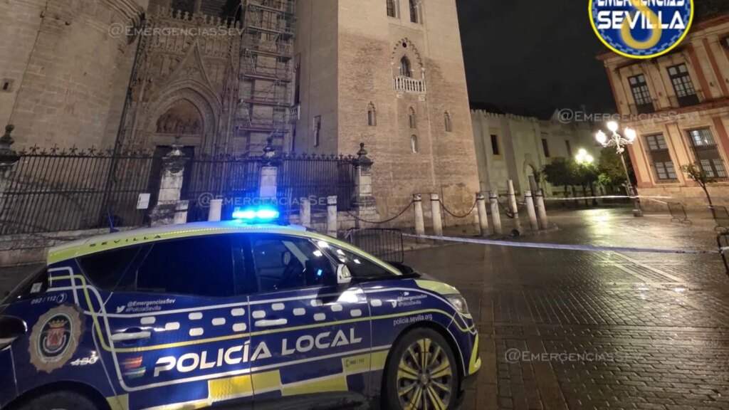 Los fuertes vientos de la borrasca Leonardo provocan el desprendimiento de elementos de la Giralda de Sevilla