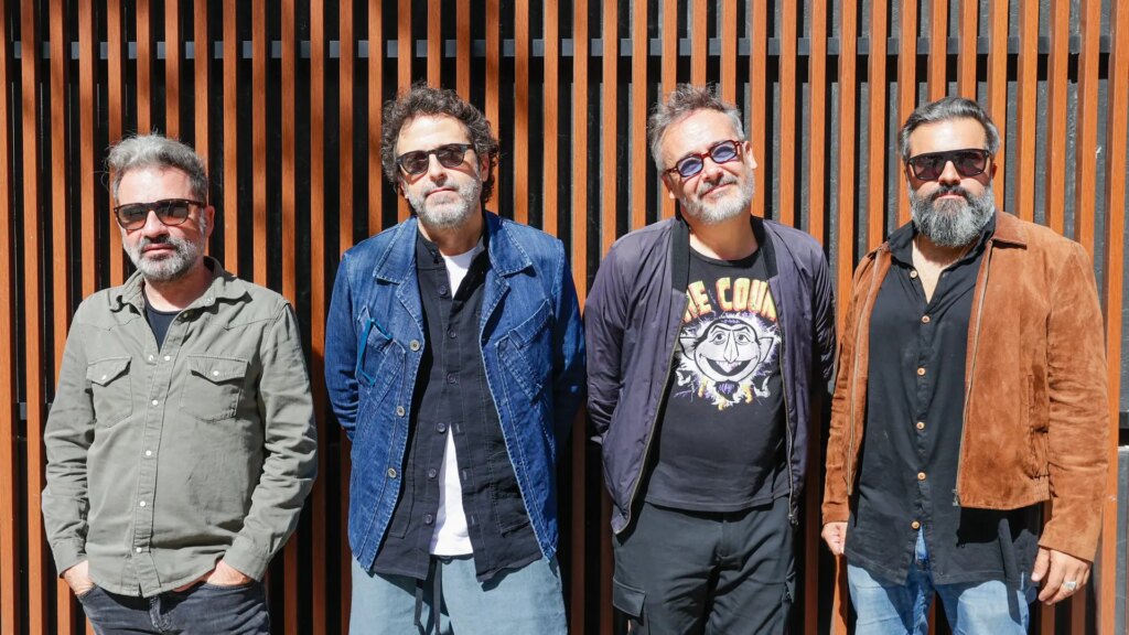 Love of Lesbian anuncian un parón indefinido tras 25 años sobre los escenarios: "Es hora de bajar el telón" Love of Lesbian anuncian un parón indefinido tras 25 años sobre los escenarios: "Es hora de bajar el telón"