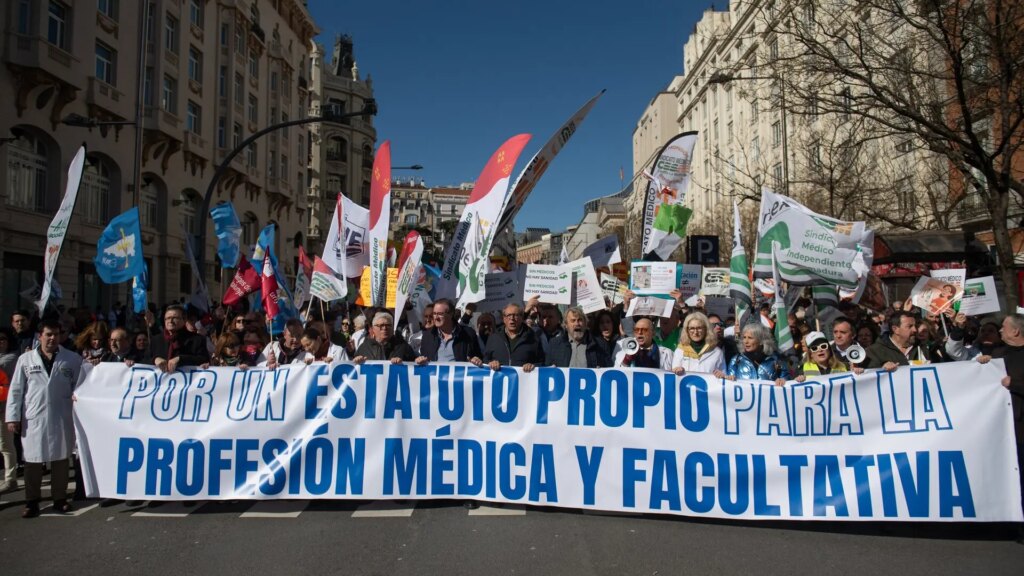 Miles de médicos piden la dimisión de Mónica García y avisan de semanas de huelgas