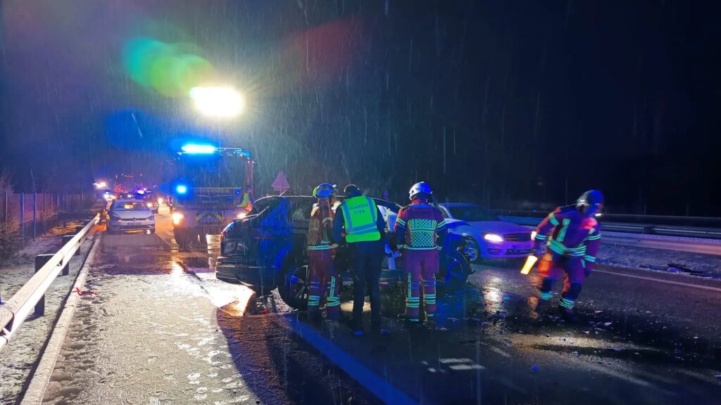 Muere una conductora al chocar contra una quitanieves en la A-1 al norte de Madrid