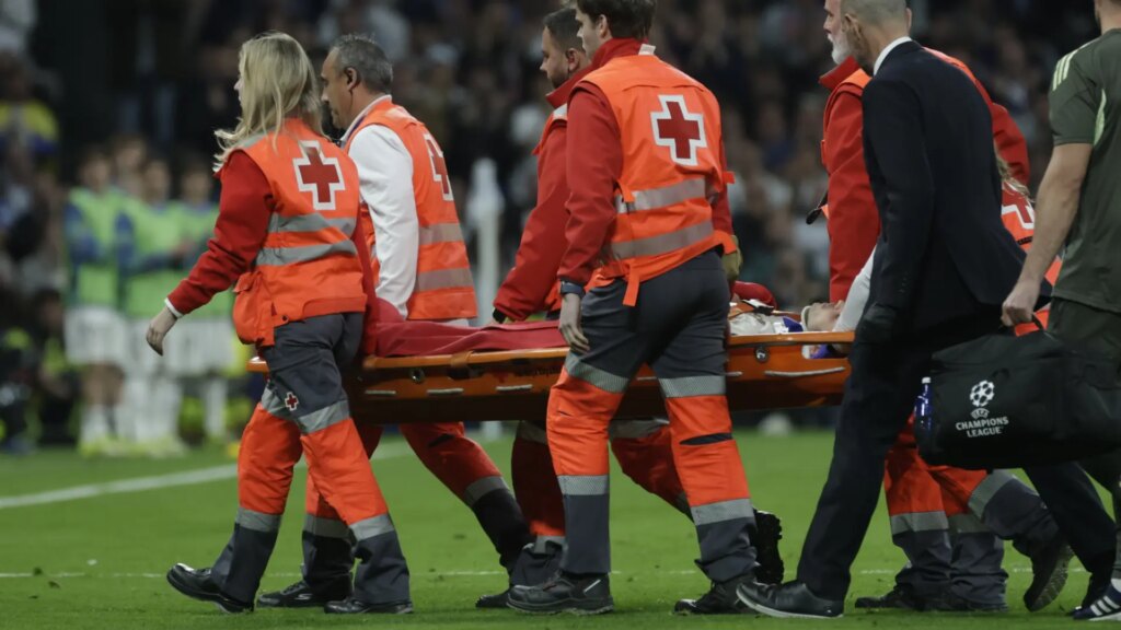 Raúl Asencio, evacuado en camilla y con collarín tras una espantosa caída en el Real Madrid