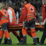 Raúl Asencio, evacuado en camilla y con collarín tras una espantosa caída en el Real Madrid