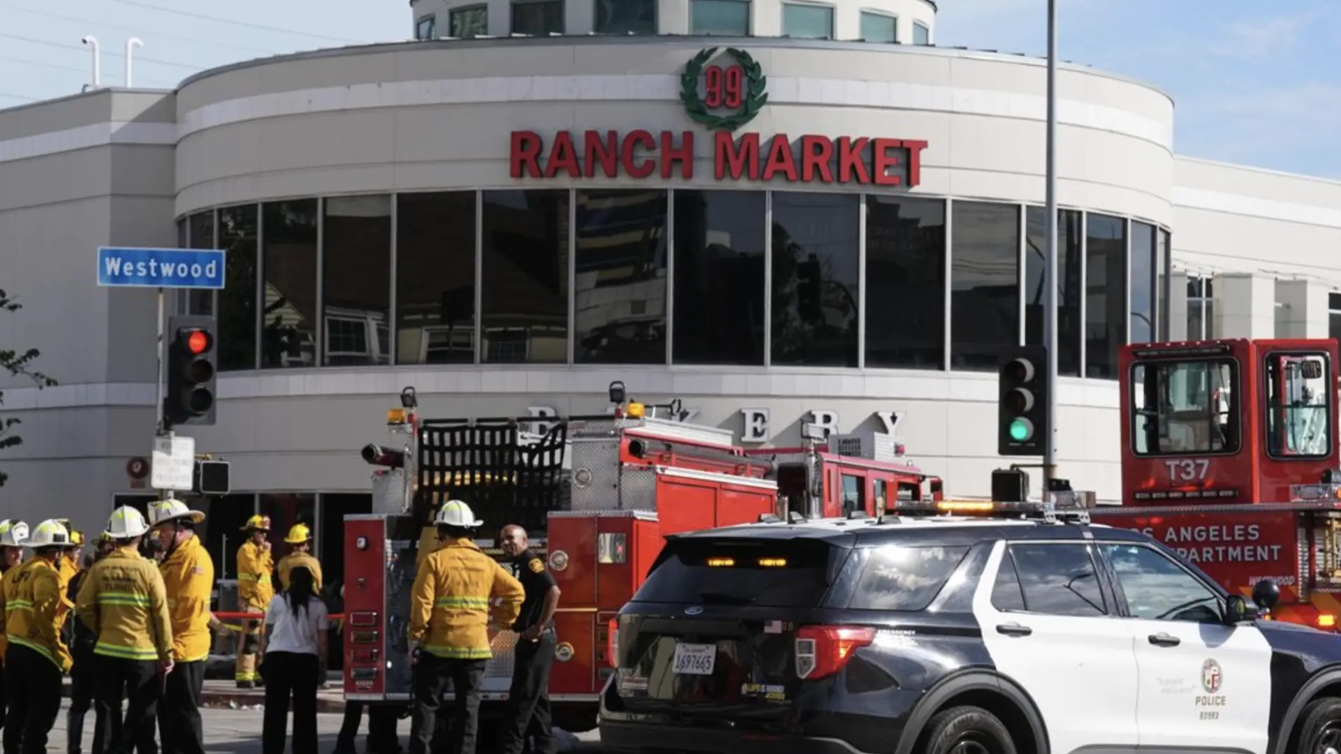 Una conductora atropella a un ciclista y deja tres muertos al empotrarse contra un supermercado en Los Ángeles Una conductora atropella a un ciclista y deja tres muertos al empotrarse contra un supermercado en Los Ángeles