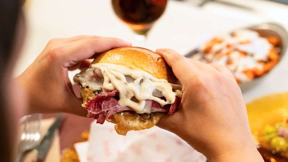 El estilo deli de Nueva York en Valencia que combina pastrami, smash burgers y gildas