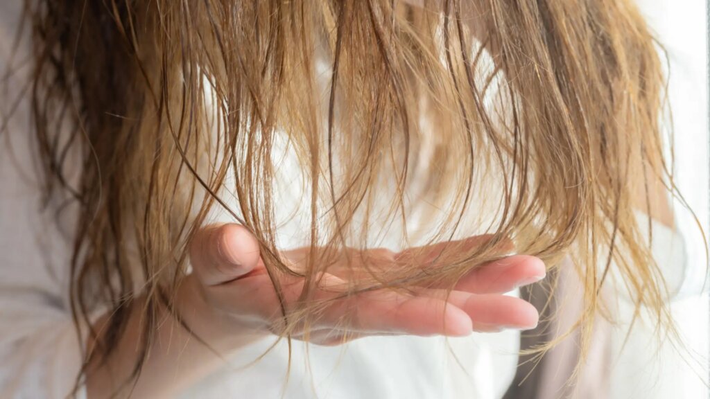 La señal de párkinson que podría ocultarse en el cabello, según un estudio