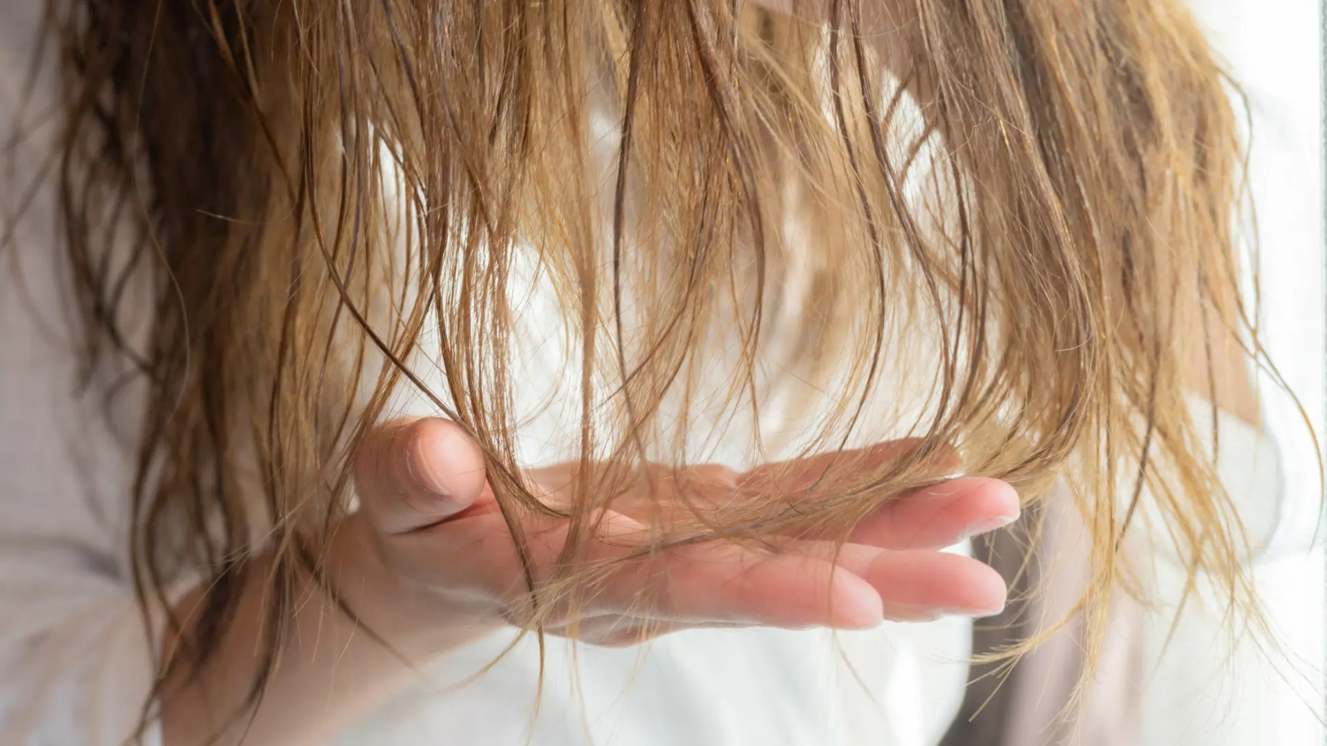 La señal de párkinson que podría ocultarse en el cabello, según un estudio