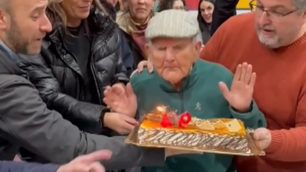 el vecino más longevo de Grazalema sopla las velas en un pabellón de Ronda y cumple su ‘sueño’