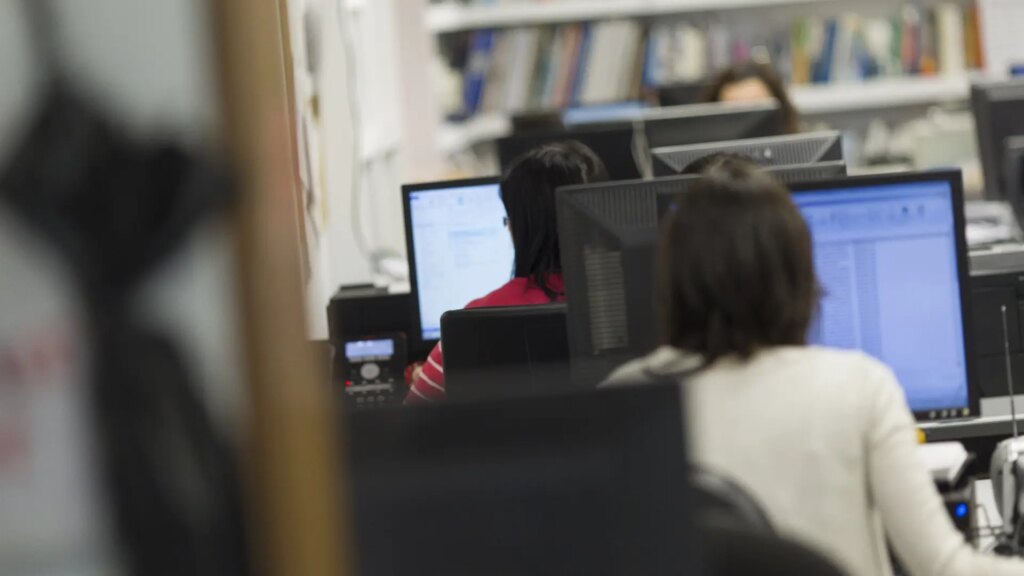 Criticar a tu jefe con tus compañeros es bueno para el trabajo, según un estudio: «Une a los empleados»