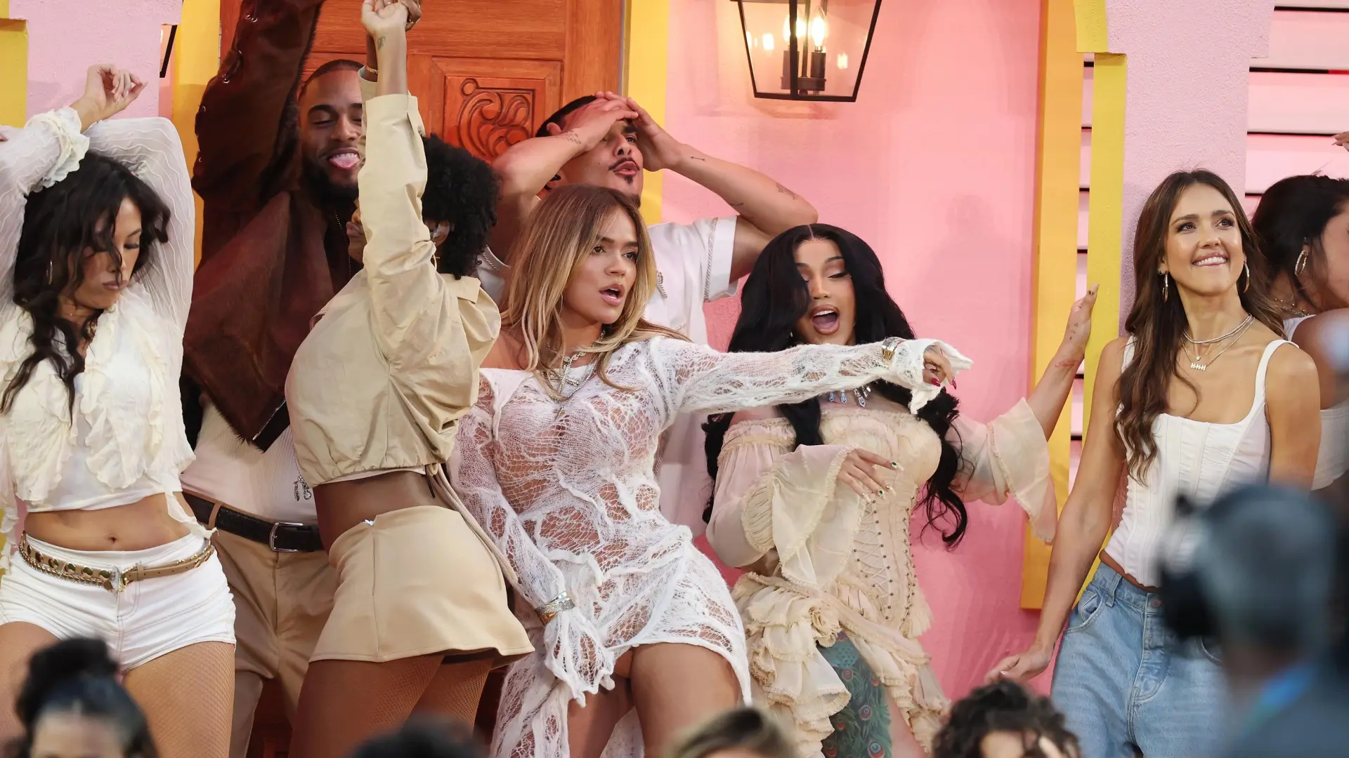 los looks de las famosas en la actuación de Bad Bunny en la Super Bowl