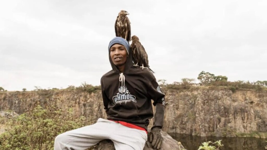 sin recursos ni hogar, dedica toda su vida a cuidar de aves