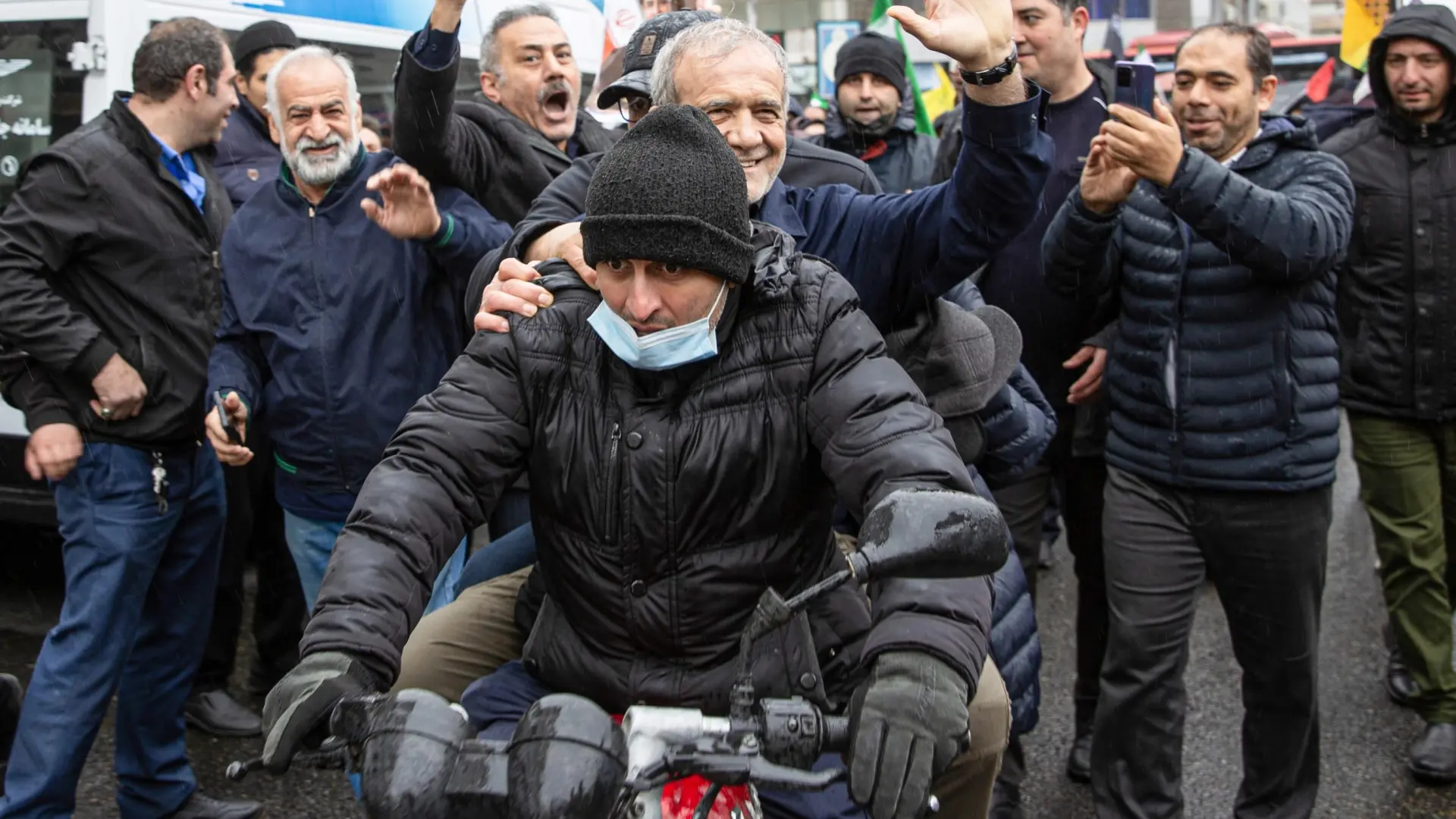 Altos cargos de Irán desafían a EEUU y marchan por Teherán bajo los bombardeos