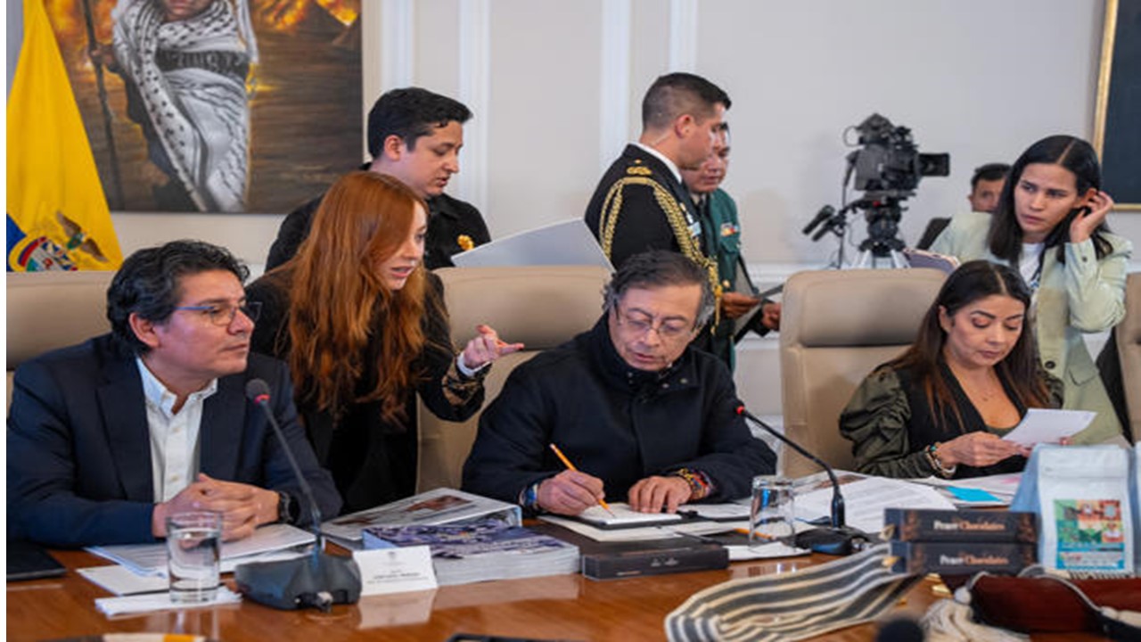 Presidente Petro alerta sobre presunta incursión militar de Ecuador en Colombia