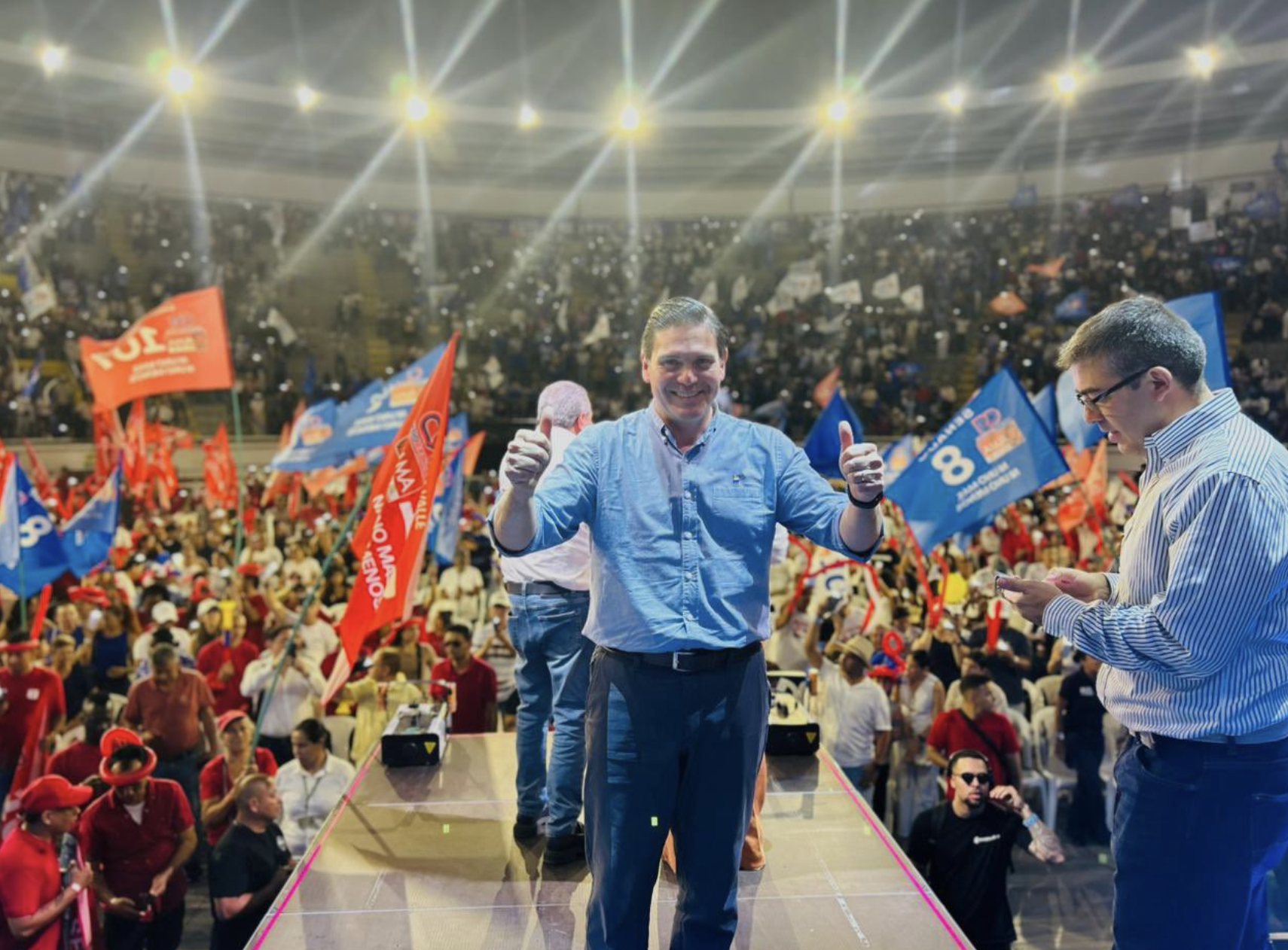 ¡Escándalo en las Ondas Digitales: Juan Carlos Pinzón Eclipsa a Shakira en Pleno Apogeo de su Concierto Legendario en el Zócalo – ¡Más de 350.000 Colombianos Eligen la Política sobre el Espectáculo Global!