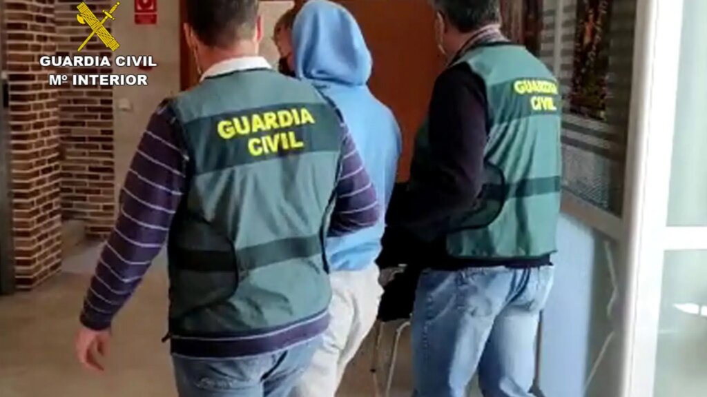 Dos detenidos por atracar una sucursal bancaria con una pistola simulada en San Pedro del Pinatar (Murcia) Dos detenidos por atracar una sucursal bancaria con una pistola simulada en San Pedro del Pinatar (Murcia)