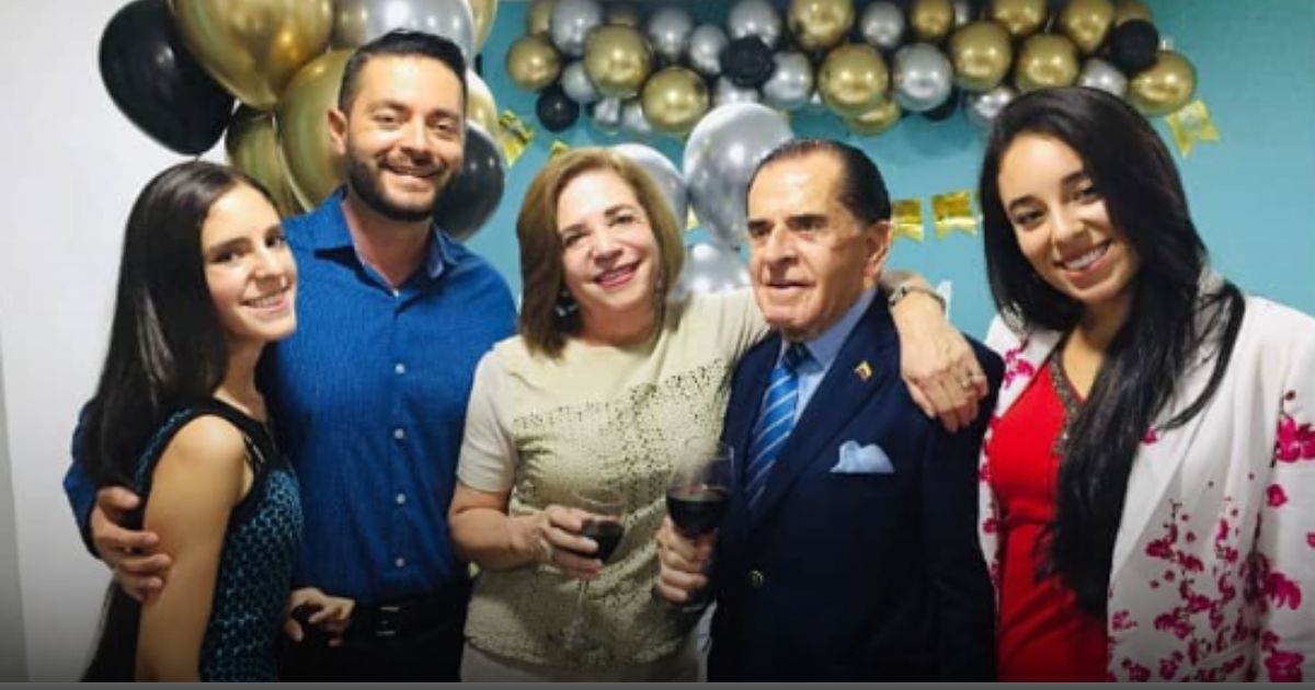 El famoso humorista de Sábados Felices que encontró el amor a los 55 años con una quinceañera con quien tuvo tres hijos