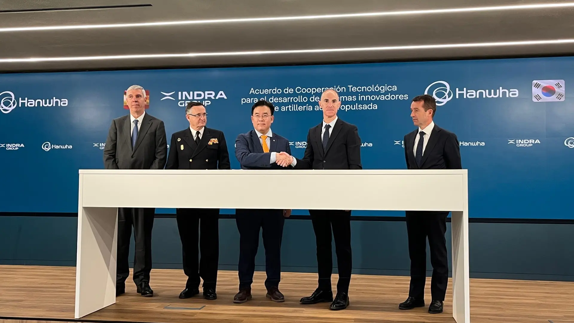 Indra firma con la coreana Hanwha un acuerdo para desarrollar en España sistemas innovadores de artillería autopropulsada para Defensa