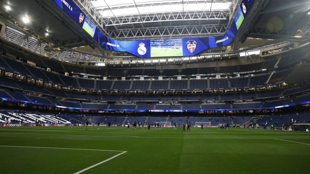 La UEFA sanciona al Real Madrid por el saludo nazi de un aficionado con un cierre parcial del Bernabéu