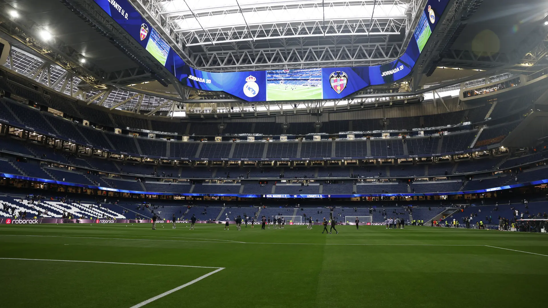 La UEFA sanciona al Real Madrid por el saludo nazi de un aficionado con un cierre parcial del Bernabéu