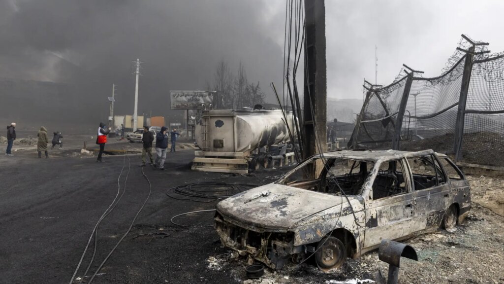 ‘Llueve’ gasolina en Teherán tras arrasar Israel instalaciones petroleras de Irán