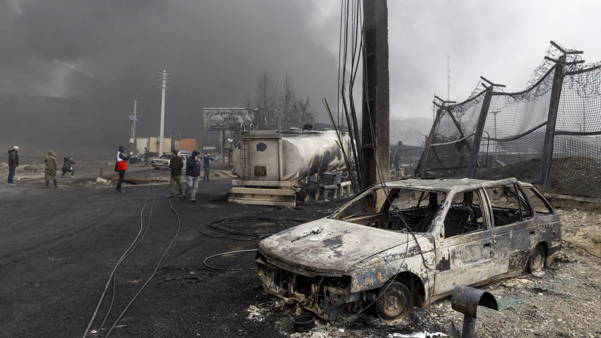 ‘Llueve’ gasolina en Teherán tras arrasar Israel instalaciones petroleras de Irán