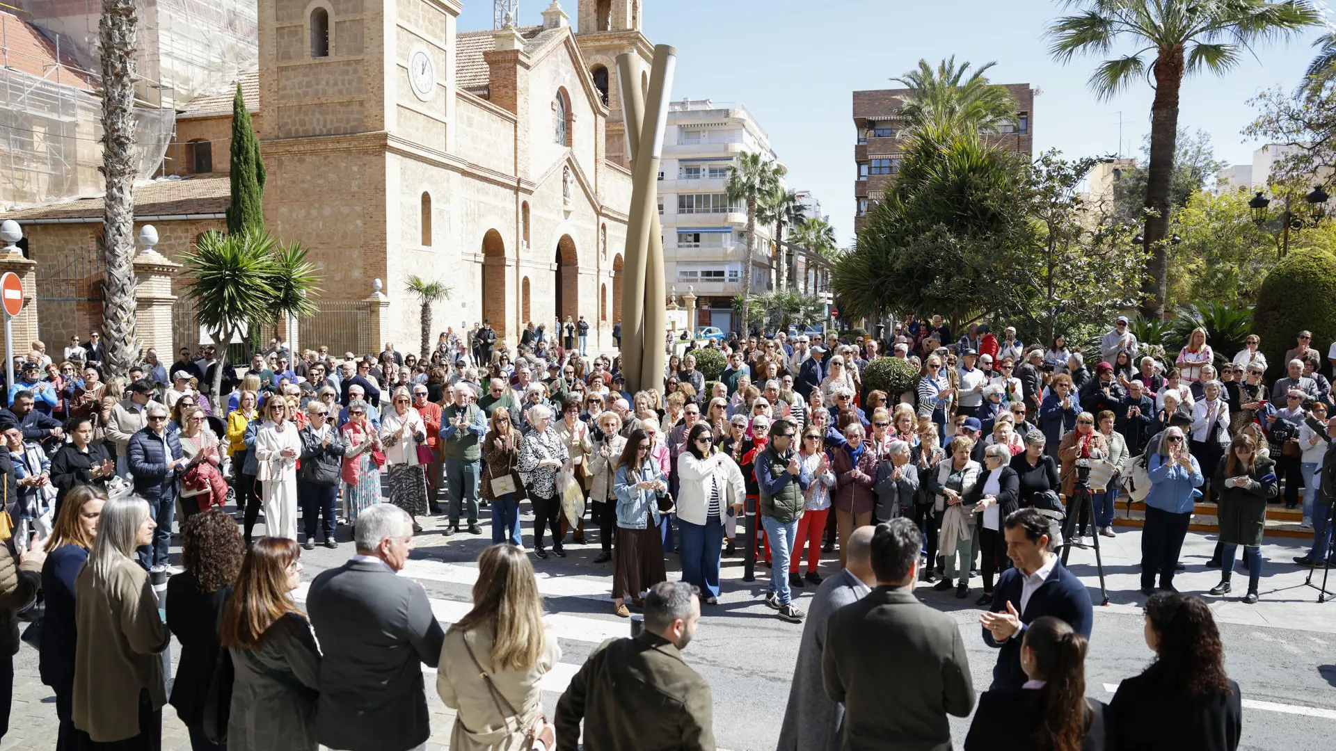 Torrevieja, conmocionada, guarda silencio por el asesinato de una niña de tres años a manos de su padre, que más tarde se suicidó